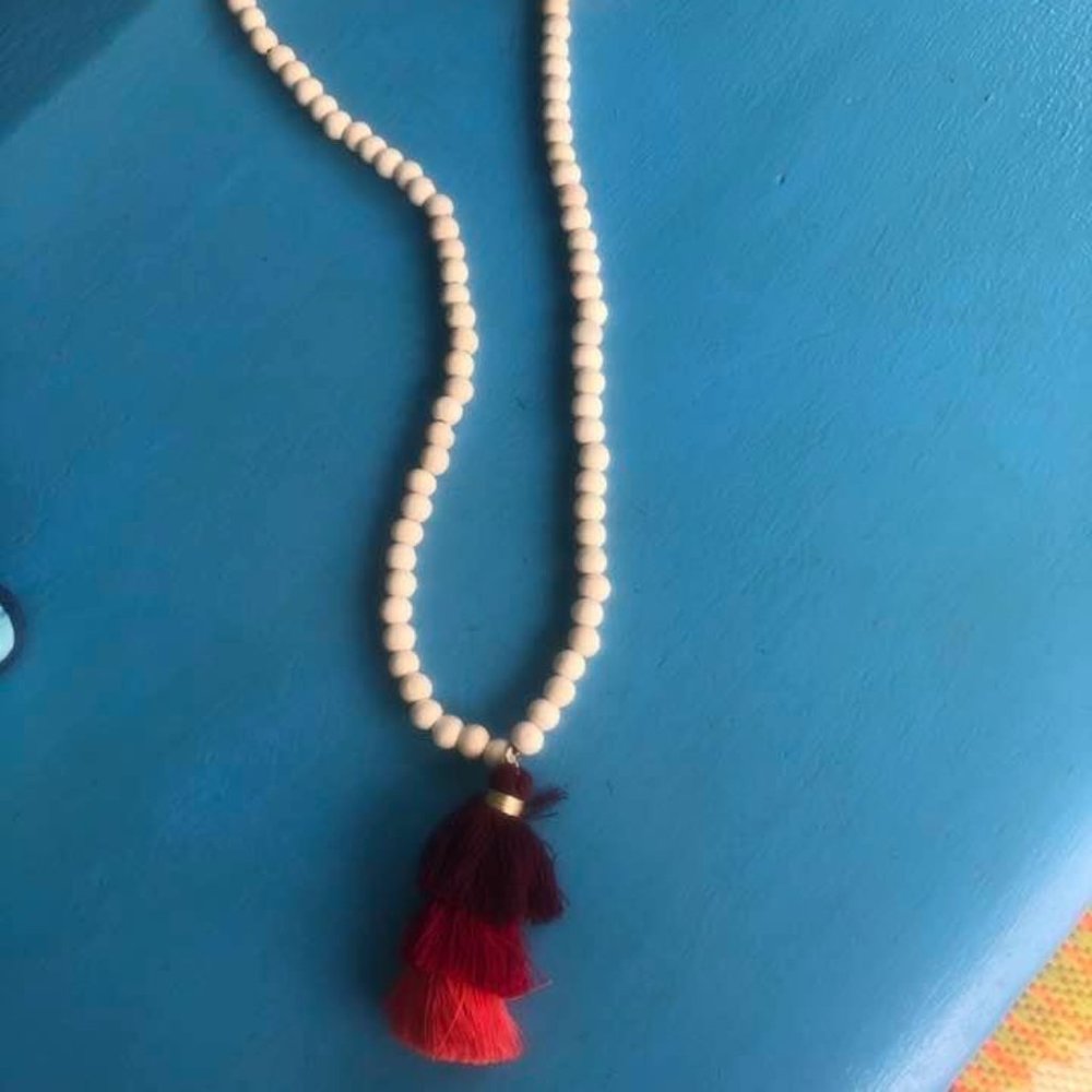 Beautiful wooden bead tassel necklace (NEW)